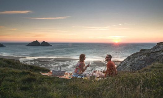 Picnic-cliffs-Couple-Sunset-Holywell-Bay-min